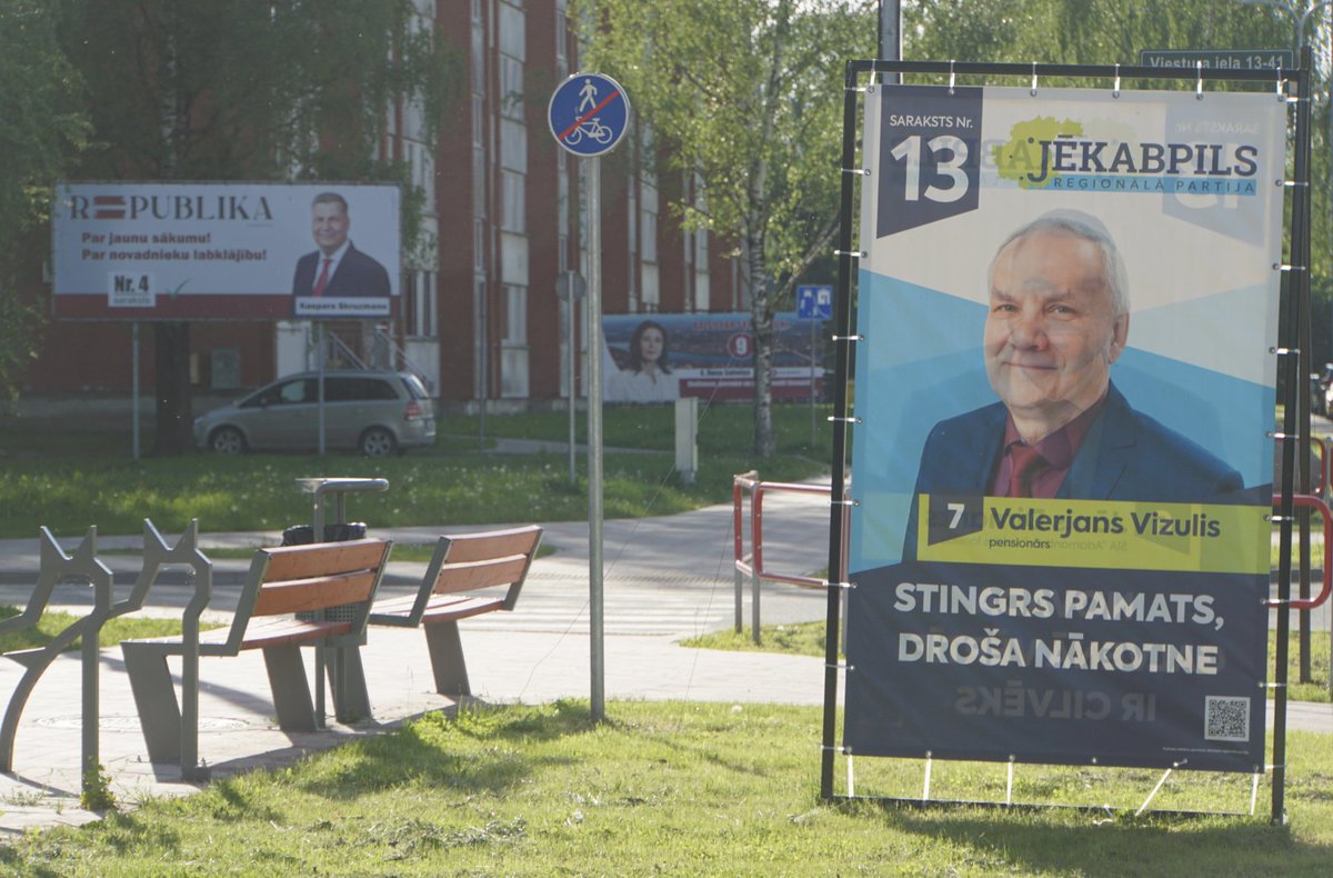 Jēkabpils šajās nedēļas bija noklāta ar politiķu portretiem no teju 10 sarakstiem.

Redzamākie - Latvija pirmajā vietā un Jēkabpils Reģionālā partija. Mēra Ragaiņa (Latvijas Zaļā partija) kampaņa salīdzinoši klusa. #vēlēšanas2025