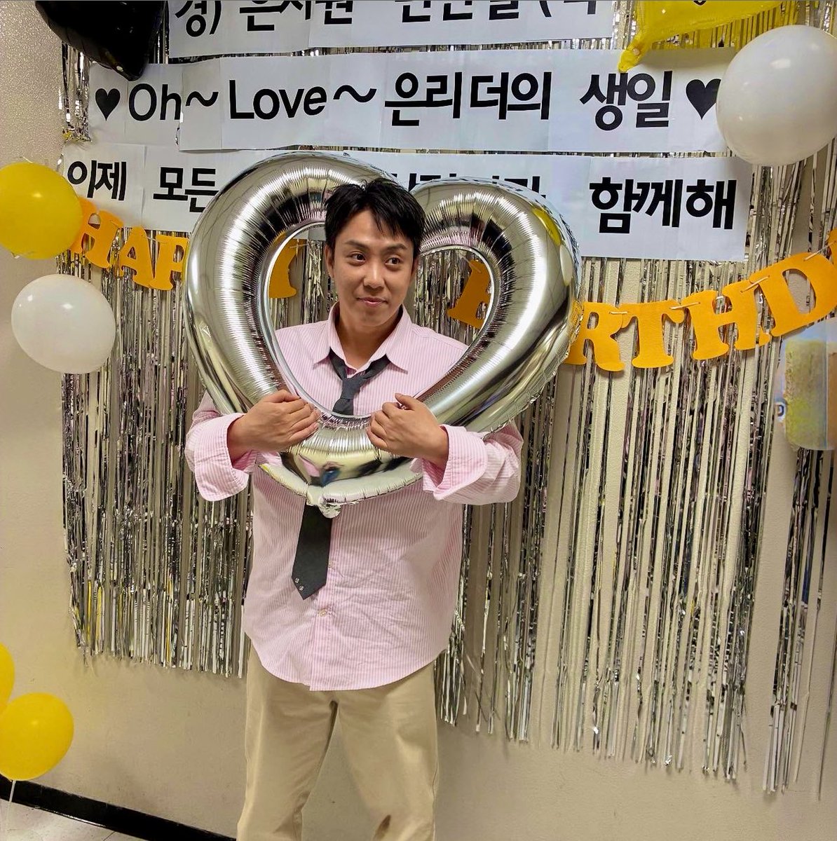 Can’t get any cuter than #은지원

Banner:
“Congratulations, Eun Jiwon’s birthday
Oh ~ love ~ Leader Eun’s birthday
Now let’s be together with 살림남 (House Husband) all the time”

From PD Pyun instagram.com/p/DKixd70RvqS/…