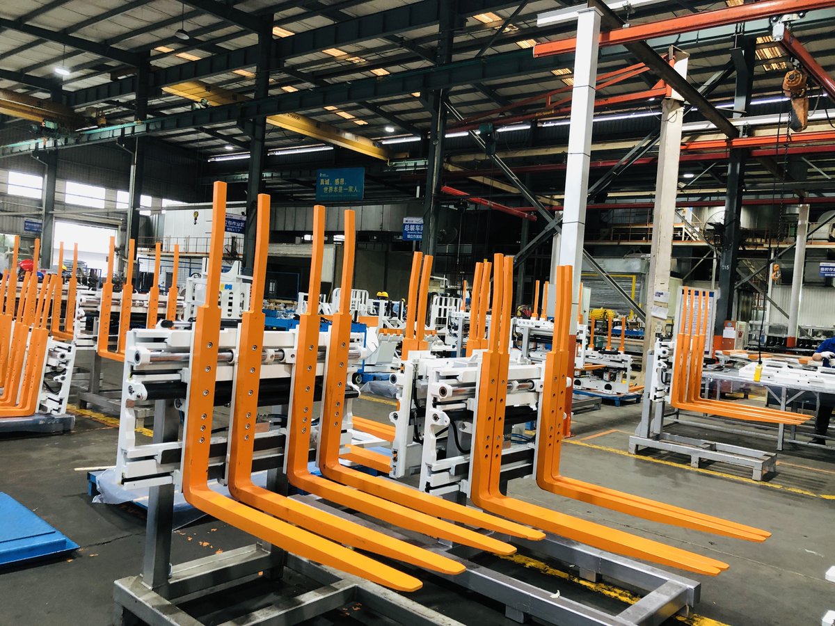 Q1aang's tweet image. 🚀 Double the Pallets. Half the Time.
Our Single-Double Pallet Handler boosts your loading efficiency without breaking a sweat.
One forklift, two jobs — that’s smart handling.
#ForkliftAttachment #PalletHandler #LogisticsTools #LongheIntelligent #WarehouseEfficiency