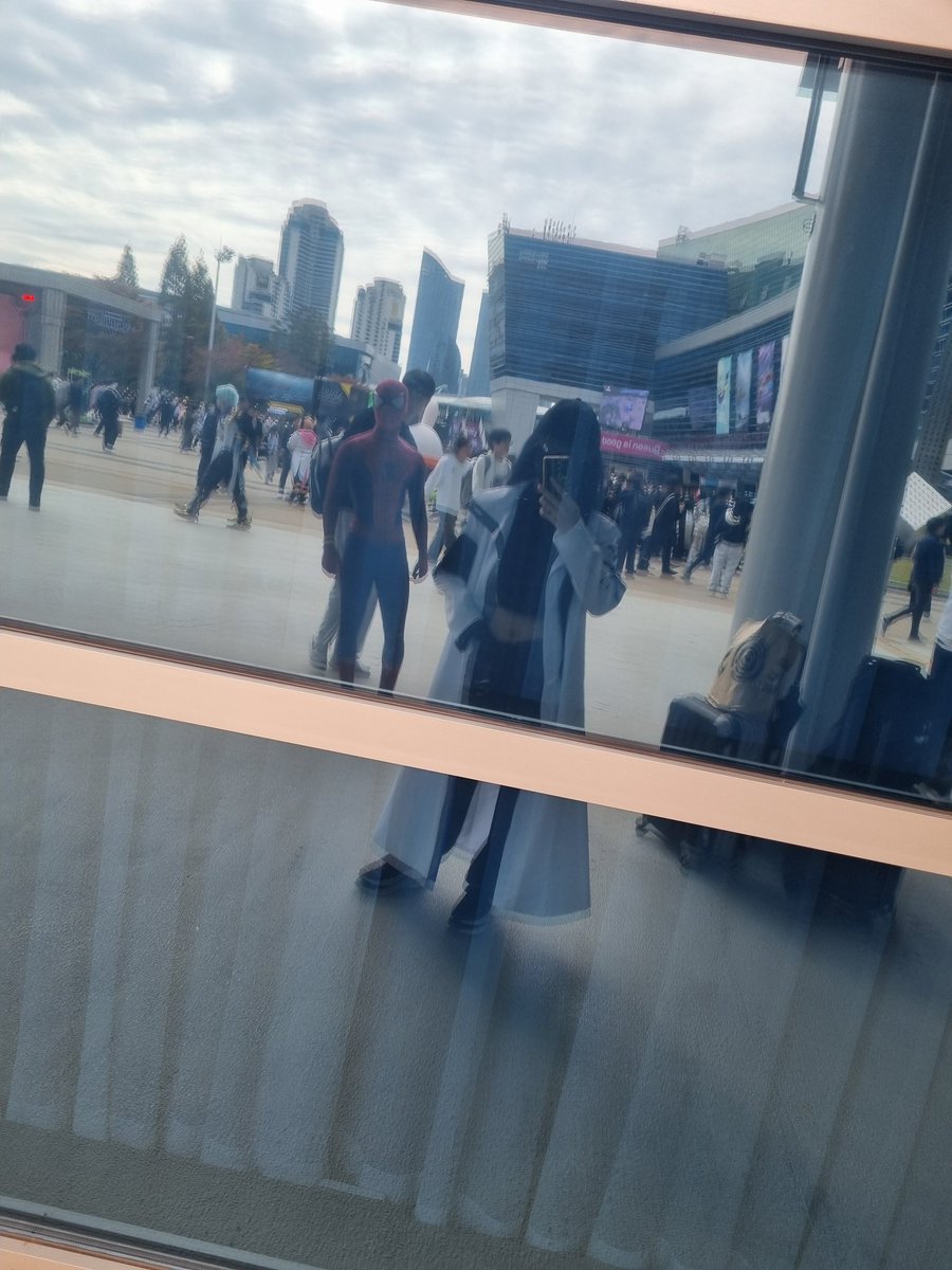 저의 첫 코스가 지스타에요
수능끝나고 피곤한몸 이끌고 갔지만
지인분들과 놀다보니 피곤한걸 잊어버렸지 뭐에요ㅎ