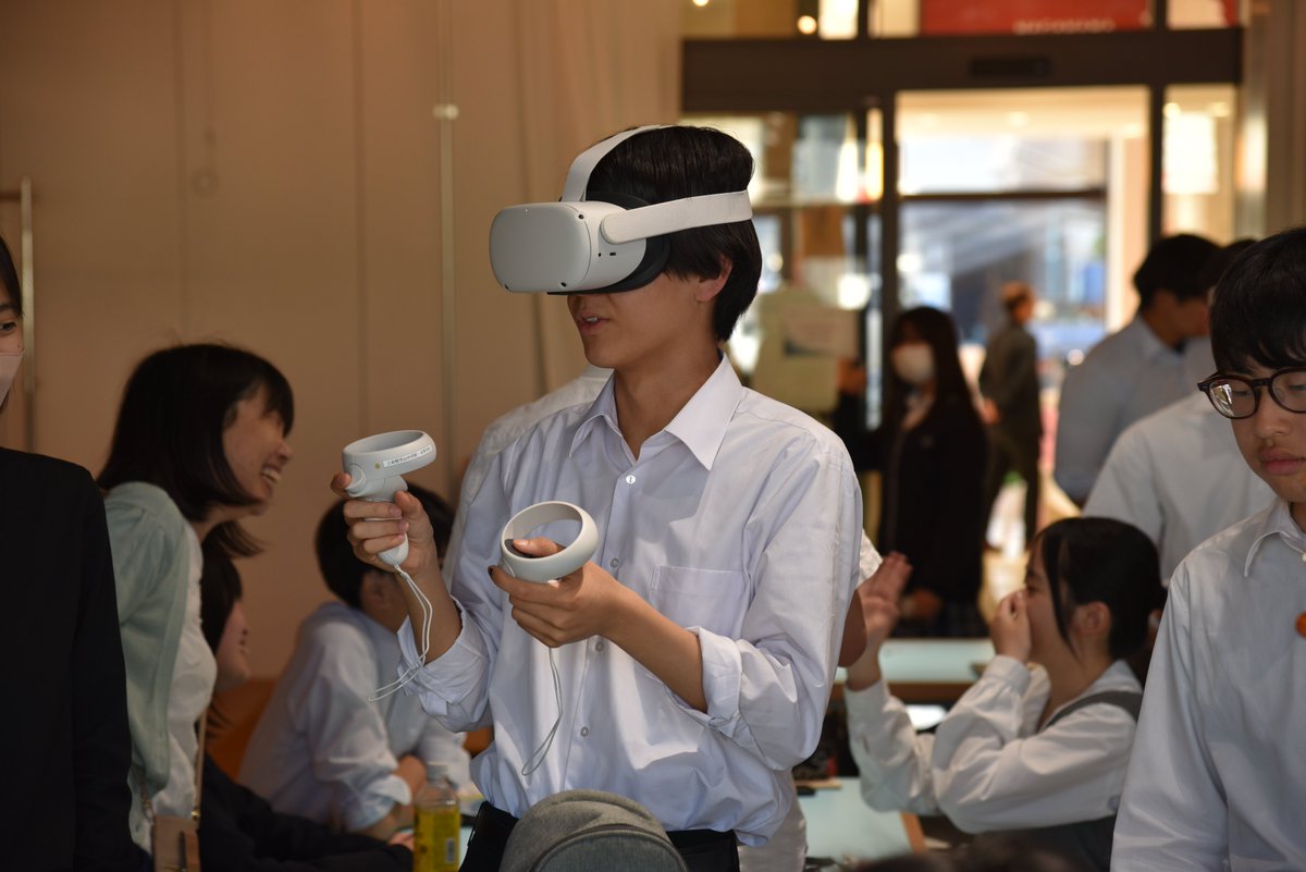 nagahama_kouhou's tweet image. 6月5日、#itteki で高校生向けのメタバース体験会が開催されました。
VRやタブレットを使って、立命館守山中学校・高等学校が取り組む「デジタル保健室」のメタバース空間やアバターの最先端技術に触れました♪