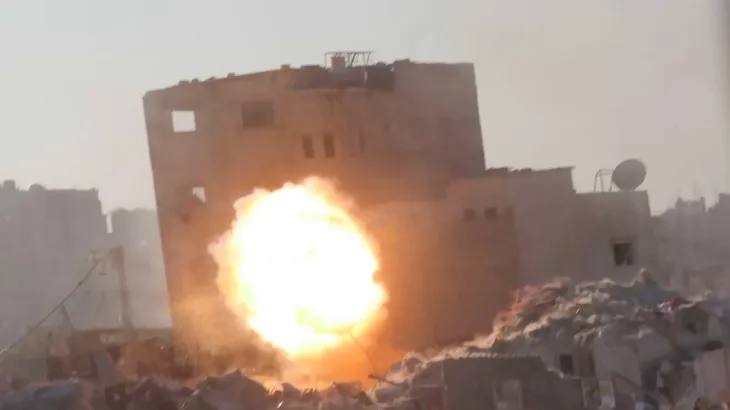 Hanzpal2's tweet image. شرق خانيونس 

عشرة جنود إسرائيليين على الاقل تحت الانقاض بعد تفجير مبنى مفخخ دخلو فيه من قبل المقاومة.

الجيش يقوم بعمليات اجلاء تحت النيران