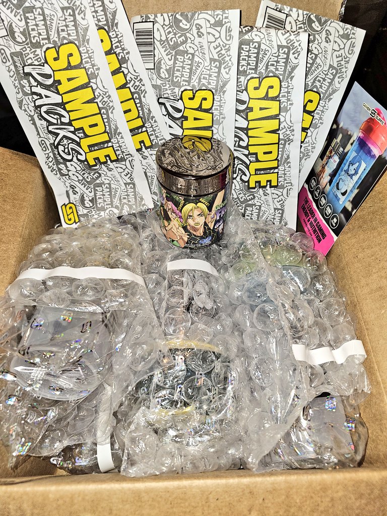 JohnWickingYou's tweet image. They finally came.  Had to get the whole collection.  You know I had to bust out with my favorite the homie, Giorno.  The flavor is really good too!  Thank you for the sweet discount with code &apos;HIVE&apos; @SavinTheBees!
#CodeHive🐝 #HiveSZN🐝
#GamerSupps