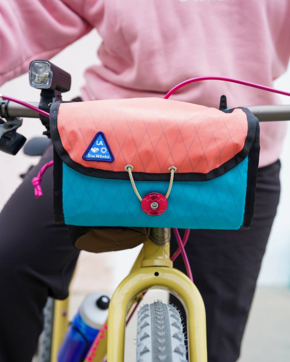 LAの名バイクショップAllez LAとコラボしたKONBINI BAGがリリースになりました！
sim-works.com/news/allez-la-…
インタビューも掲載。いつも賑やかなバイクショップ。一人一人の生活やローカルの発展を重視する考えは小売のあり方としても興味深い内容です。