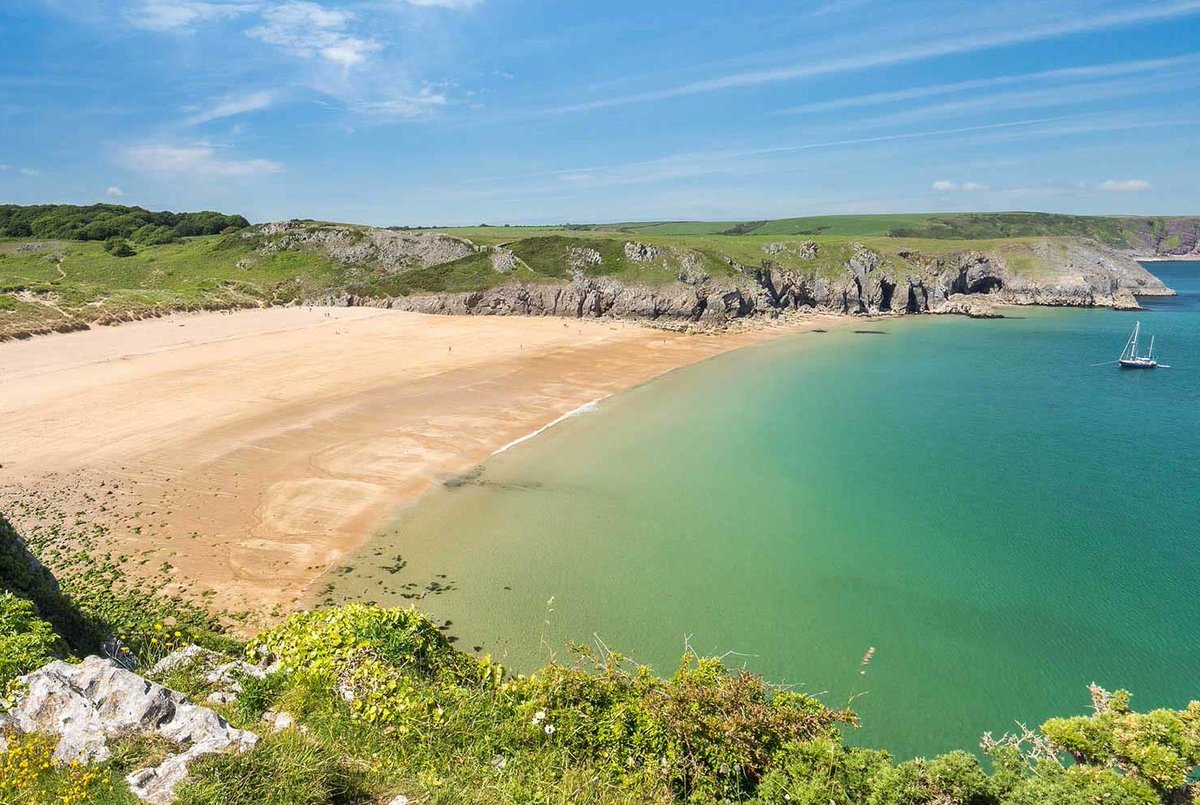 Happy Friday! Let's admire the sight of eggshell-coloured sands slipping into the turquoise waters of Barafundle Bay in Pembrokeshire National Park to celebrate and inspire your weekend.