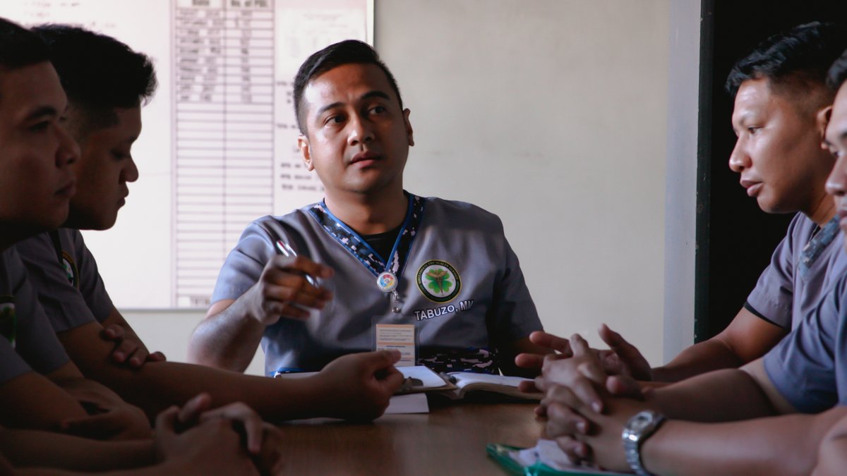 Pasikat pa lang ang araw, pauwi pa lang si Nurse Mac Tabuzo galing sa 24-hour duty.

Ganito raw ang buhay niya bilang isang jail nurse sa BJMP Jail Facility sa Quezon City. Ang misyon niya araw-araw ay ang pangalagaan ang kalusugan ng mga taong tila itinakwil na ng lipunan.