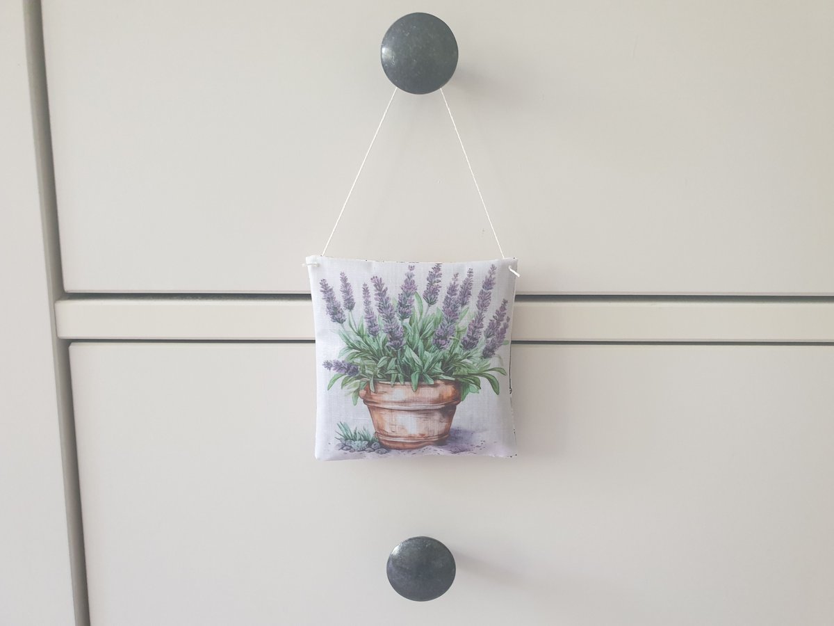 This pretty little lavender bag is a sweet 💜 decorative gift for anyone who enjoys lavender. I have 4 different designs available and they can be scented with rose petals if preferred #earlybiz 
sarahbenning.etsy.com/listing/431540…