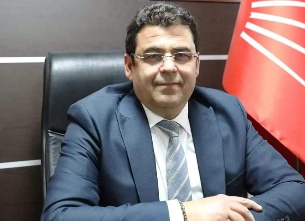 Başkan İlhan’dan Kurban Bayramı Mesajı: “Sofraların Bereketi Kalmadı”
Cumhuriyet Halk Partisi (CHP) Merkezefendi İlçe Başkanı Müjdat İlhan, Kurban Bayramı dolayısıyla yayımladığı mesajda ekonomik krizin toplumda yarattığı tahribata dikkat çekti. İlhan, “Sofraların bereketi