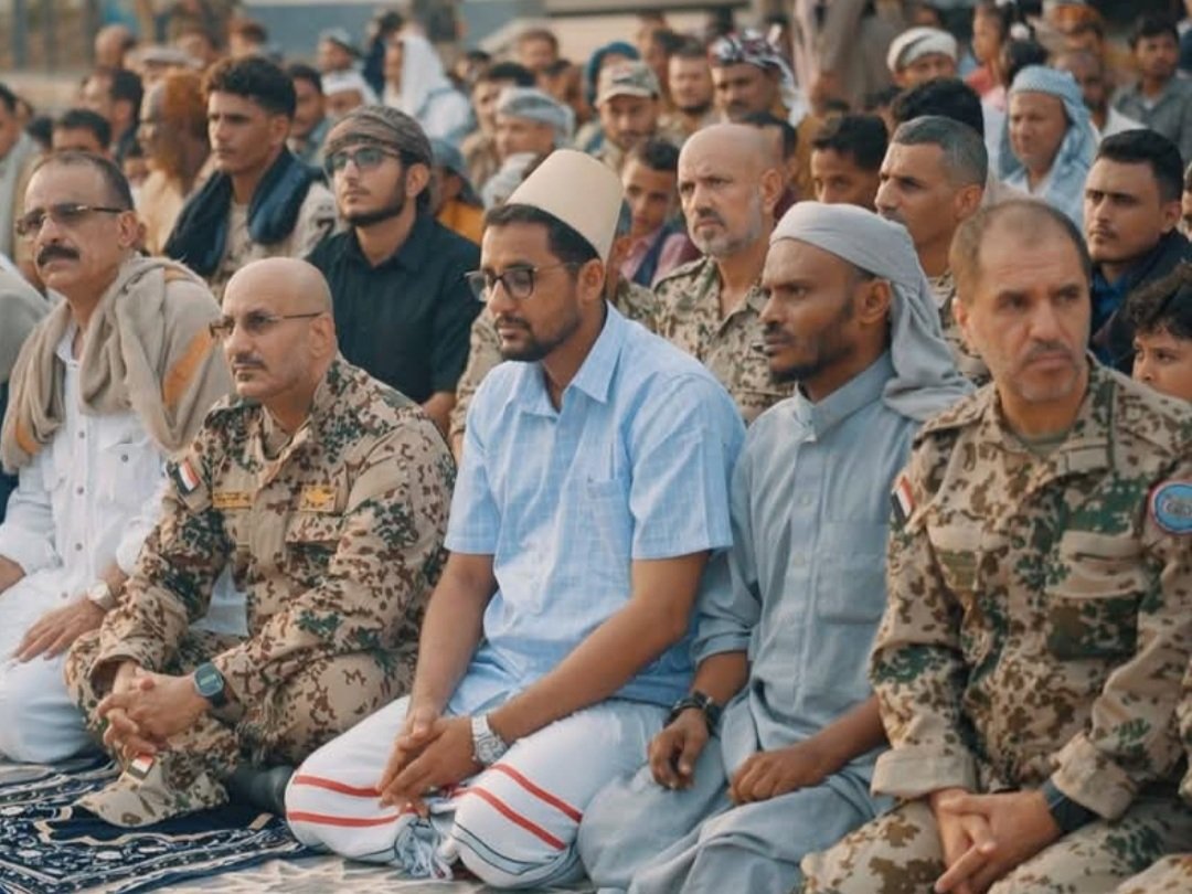 مع القائد، وبحضور جموع غفيرة من المواطنين، أدينا صلاة عيد الأضحى المبارك بمدينة المخا.

نسأل الله أن يعيد علينا العيد القادم وقد عادت لليمن هيبته، ولأهله كرامتهم، في ظل راية واحدة، وقيادة موحدة، وأن يعود العيد واليمن في خير وأمن وازدهار من أقصاه إلى أقصاه.

عيدكم مبارك.. ❤🇾🇪