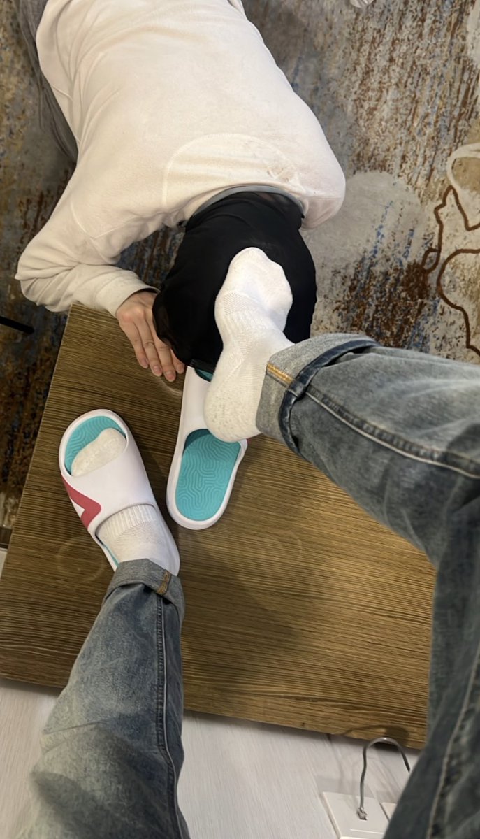 didi173362's tweet photo. 白袜踩着脑袋，够羞辱了吧。
#践踏 #狗畜 #鞋刷子 #舔鞋底 #踩烂 #ATM畜生 #无脑上贡 #鞋底奴 #鞋狗 #舔脚伺候 https://t.co/ufG95dYZi6