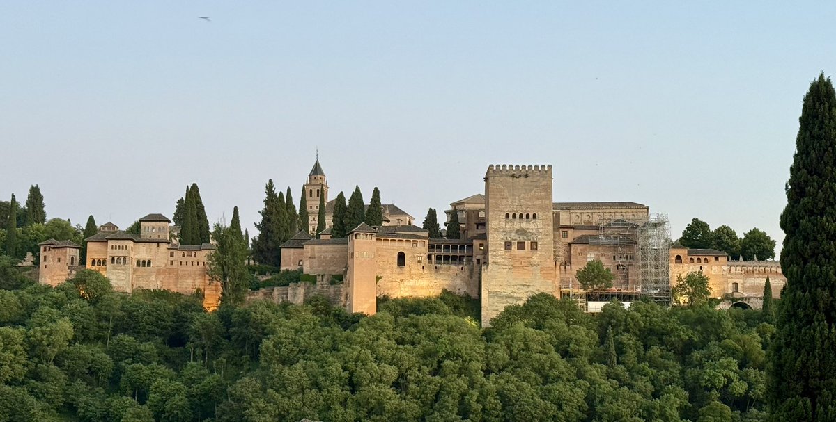 Lecturing today in Granada <a href="/CanalUGR/">Universidad Granada</a> at BER2025

An amazing international summer school in Visual Optics

I will share my view of the future with some recollections on the past! 

<a href="/sedoptica/">SEDOPTICA</a> <a href="/OpticaWorldwide/">Optica</a> 
@umu