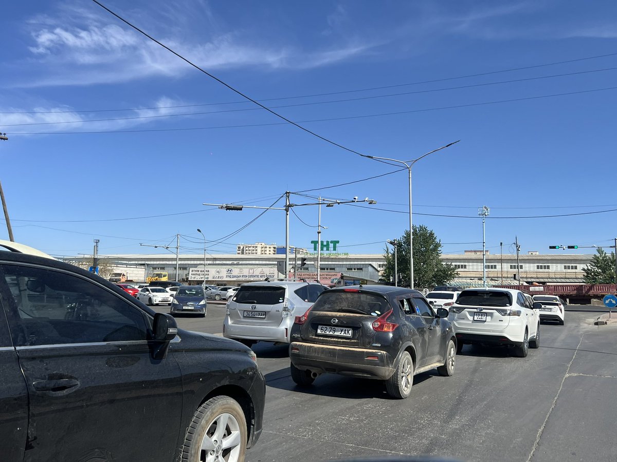 Моносын энэ Т уулзварын ард харагдах ТНТ гэсэн сэндвич агуулахыг Нийслэл зөвшилцөж аваад 4 замын уулзвар болгоод орбитын замтай холбоход баруун талын түгжрэл шийдэгдэнэ.