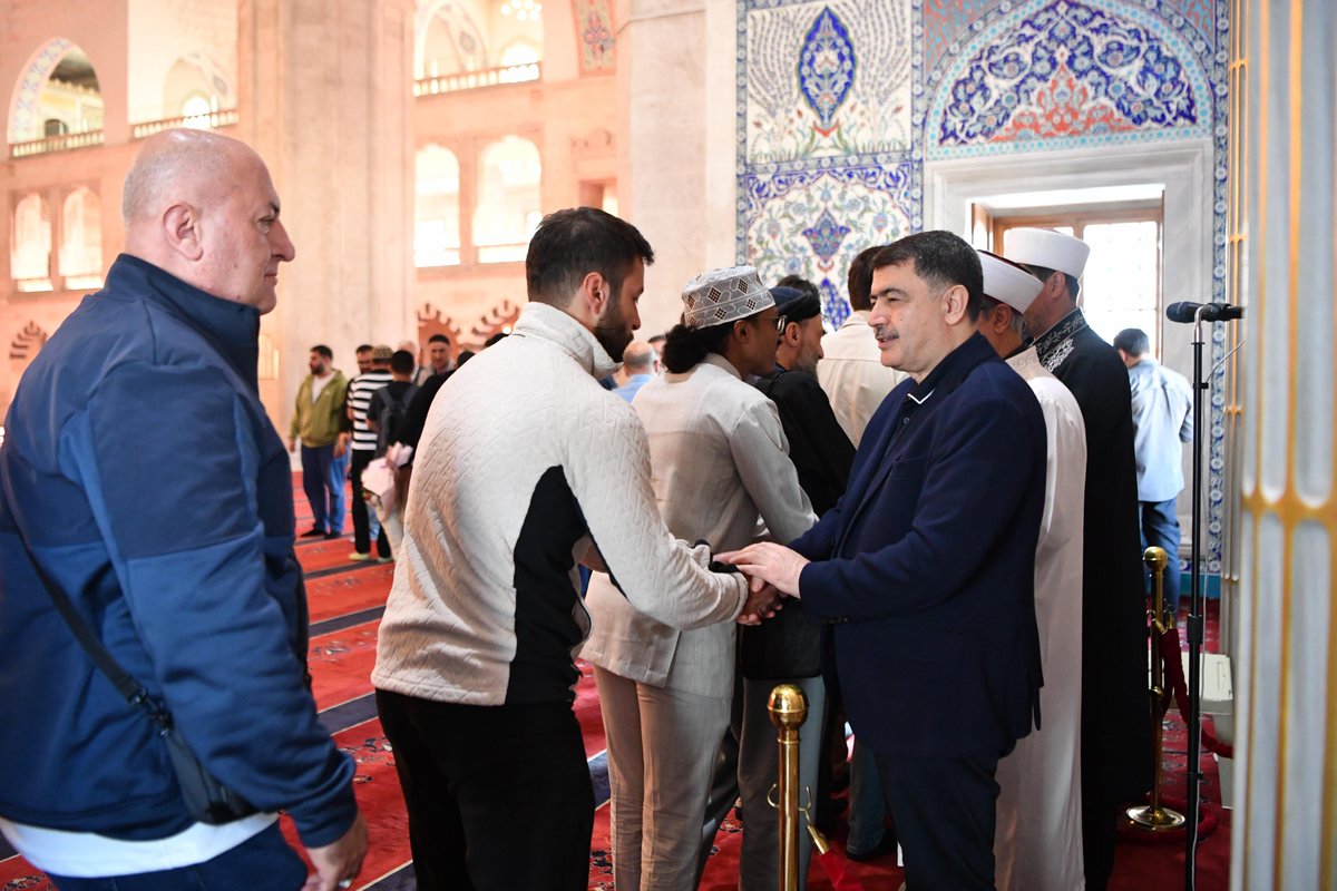 Vali Vasip Şahin, Kurban Bayramı'nın ilk gününde Kocatepe Camii'nde bayram namazını kılarak, vatandaşlarla bayramlaştı.