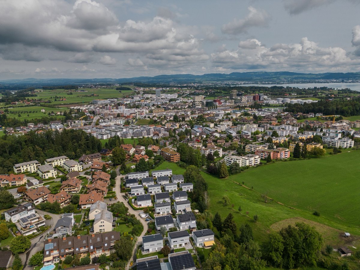 WWZ investiert gemeinsam mit Swisscom in den Ausbau des Glasfasernetzes in Risch. Damit profitiert Risch von einer zukunftsfähigen Technologie mit Bandbreiten bis zu 10 Gbit/s. Der Start des Ausbaus erfolgt im Gebiet Holzhäusern. 

Alle Infos zum Projekt: wwz.ch/glasfaserausba…