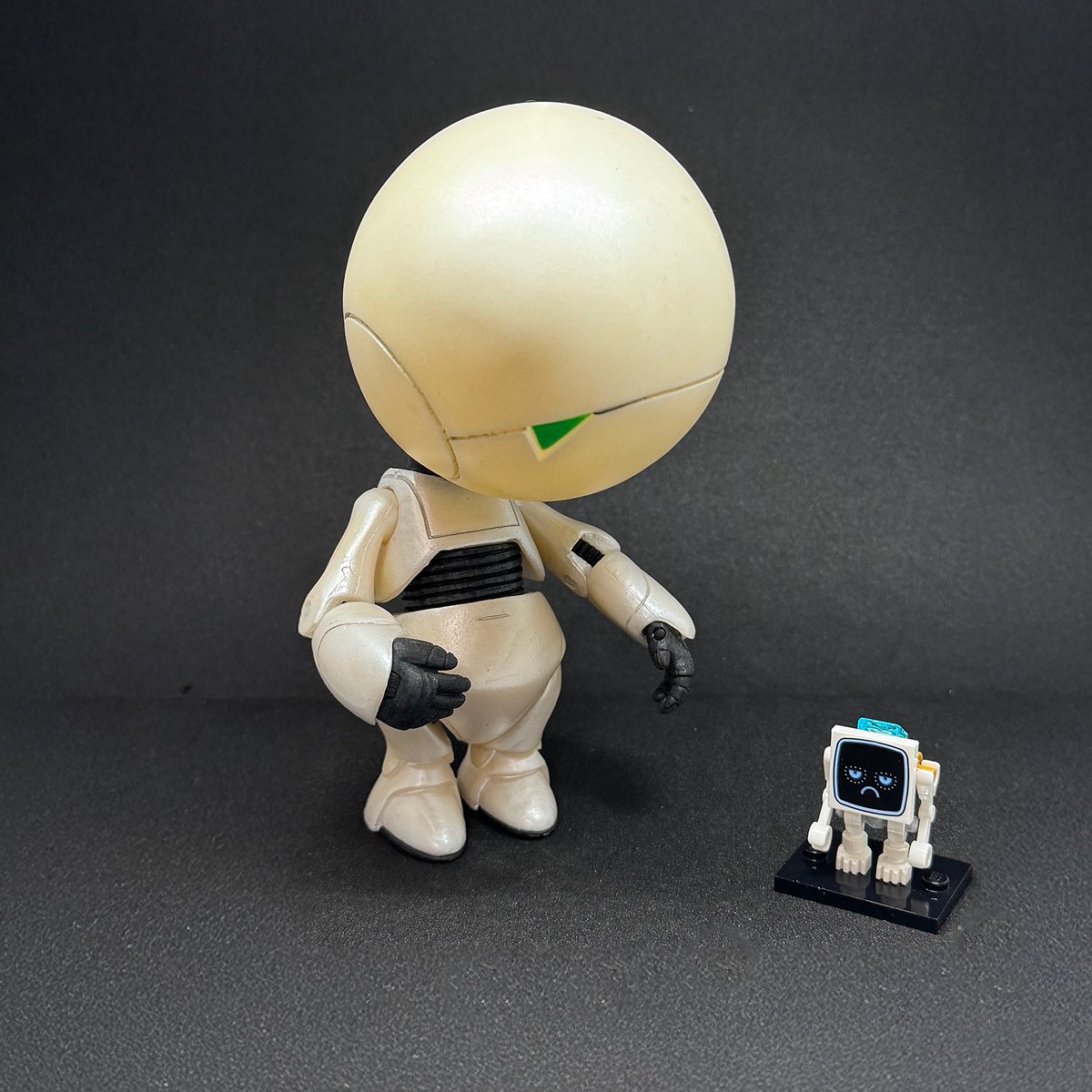 dafttom's tweet image. My Lego figures alongside the 2005 NECA Hitchhiker's figures – Marvin &amp;amp; Marvin!

Support this wonderfully improbable LEGO Ideas set!

Share and Enjoy!

ideas.lego.com/s/p:57b5236ec8…

#TheHitchhikersGuidetotheGalaxy #DouglasAdams #HitchhikersGuide #h2g2 #lego #legoideas #HGttG