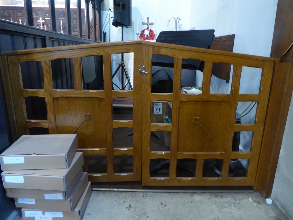 CathyRLowe's tweet photo. #ClutterInChurches #EcclesiasticalGatesUnderStrain
I enjoyed the NGS open day at Bradfield College enormously, but even in their well kept chapel, there was a small enclave of clutter.
The gates with their carved key emblem were doing their level best to maintain order! ποΈποΈ https://t.co/0lgf3yH9GD