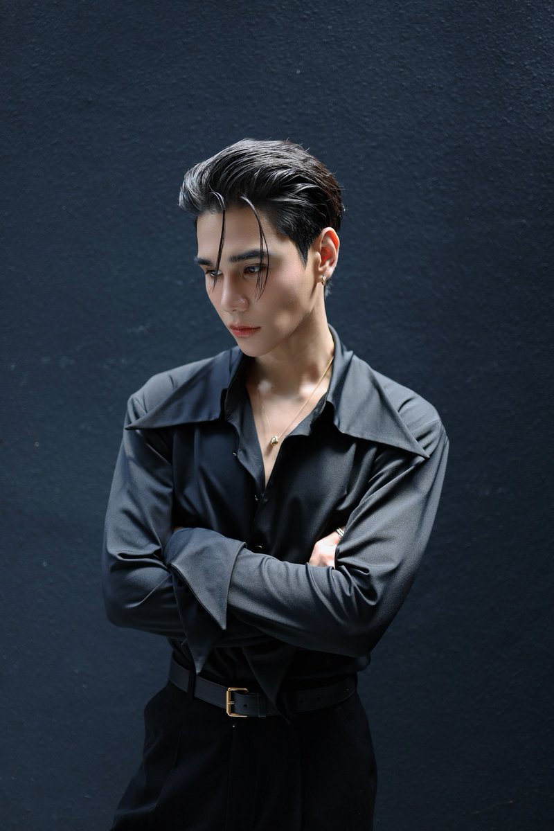 ที่ตัดผมสั้น เพราะต่อให้ไว้ผมยาว ก็มัดใจใครไม่ได้อยู่ดี

I cut my hair short because even if I grew it long, I still couldn’t win anyone’s heart.

#JeffXSWYarmani
#ArmaniBeautyThailand
#JeffSatur