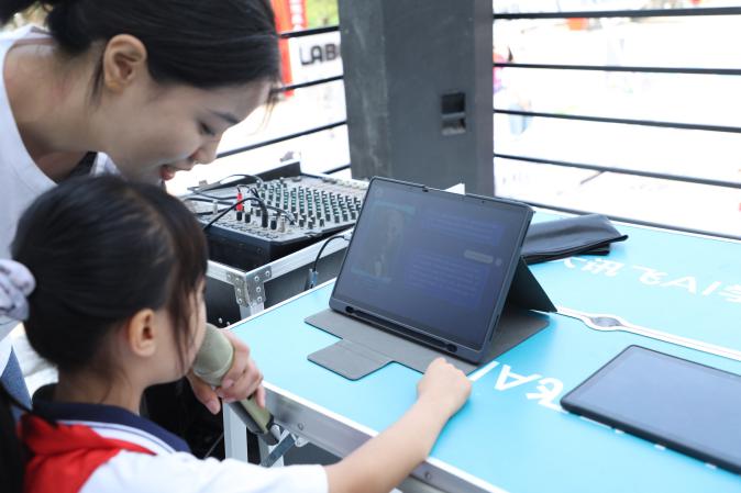 IntAssocofHefei's tweet image. #Hefei-based iFlytek&apos;s AI Learning Machine Caravan brings AI education to rural kids! 🌟 By donating smart devices and sharing AI knowledge to inspire curiosity, the initiative boosts learning, and plants seeds of tech, hope and joy in every child&apos;s heart.