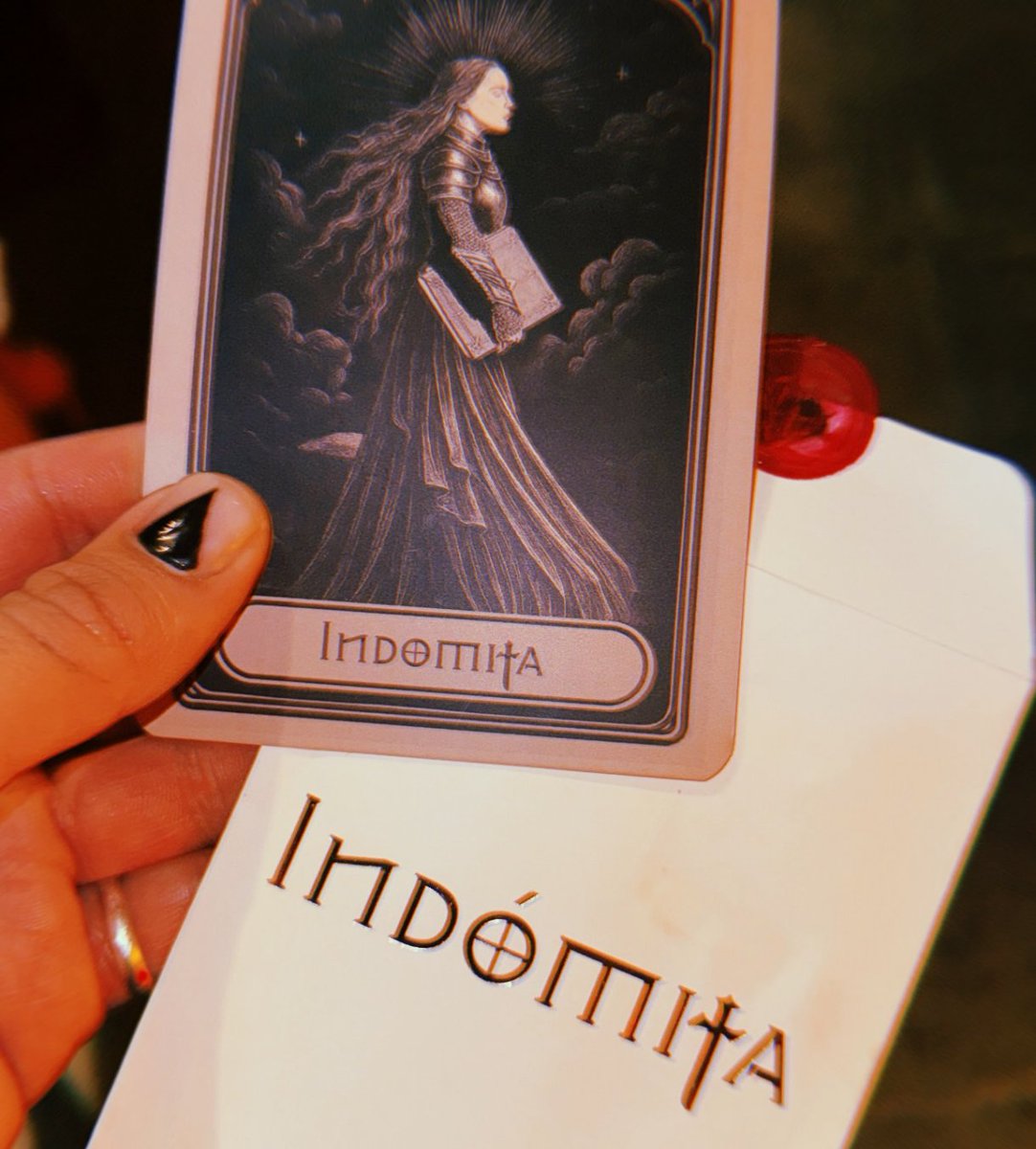 BelindaArg_Of's tweet photo. Los invitados recibieron su carta INDÓMITA 🃏⚔️🏹 https://t.co/OSy58eRYKq