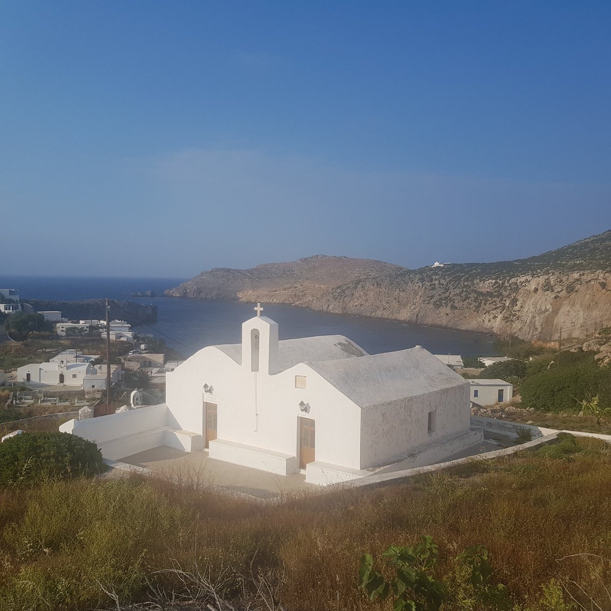 Patrizia_GE's tweet photo. La chapelle de Saint-Dionysios sur les hauts de Potamos ( Anticythère) et vue sur le site de l'antique Aigilia. https://t.co/UyAJfyM4M1