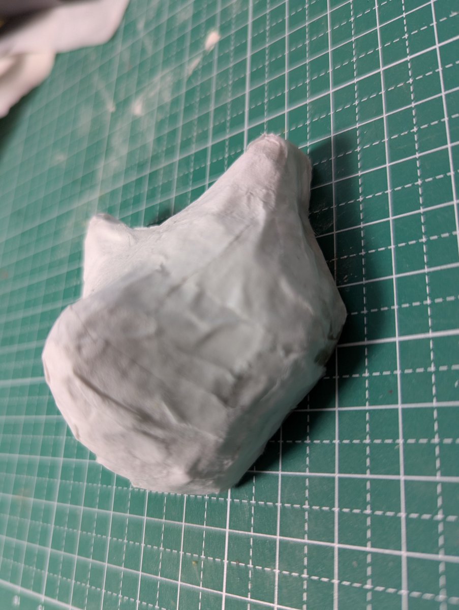 ハリボテ作った！絵心ないから目とか描き込むの怖くてできないなあ。じーっと見てるとねこが浮かび上がってくるかも…？