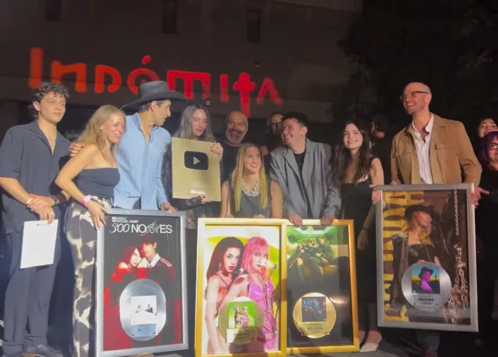 BelindaAccess's tweet image. La princesa del pop latino Belinda recibe las siguientes certificaciones en México por sus altas ventas: 

“300 Noches” — 3X PLATINO
 “Cactus” — PLATINO
“JACKPOT” — ORO
“La Cuadrada” — ORO

Además, recibió su placa por sobrepasar el MILLÓN de suscriptores en su canal de YouTube.