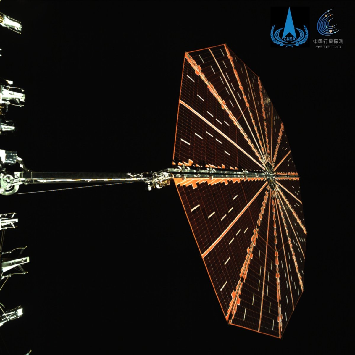 Por fin tenemos una imagen de la sonda Tianwen 2... aunque sea de uno de sus paneles solares desplegados tomada en el espacio.