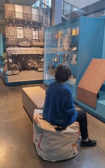 #MuseumWeek2025 #AccessibilitéMW
Poufs réalisés avec nos bâches pour la médiation ou un moment de repos, assurément pour petits &amp; grands 😀👨‍👩‍👧‍👦. Projet collaboratif avec @RaevMaroquinerie 🪡 🧵et les détenus de la prison d'Amiens pour la coupe ✂️ 100% écoresponsable ! 🌿#upcycling