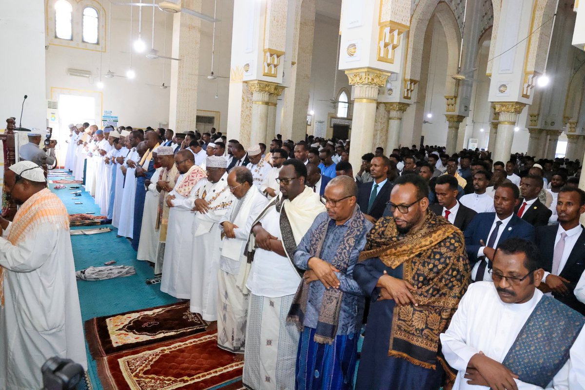 Guddoomiyaha Golaha Shacabka ee Baarlamaanka Jamhuuriyadda Federaalka Soomaaliya Mudane Sheekh Aadan Maxamed Nuur (Madoobe) ayaa boqolaal shacab ah  salaada Ciida-Adxaa  kula dukaday Masaajidka Isbaheysiga Islaamka ee Magaaladda Muqdiaho.