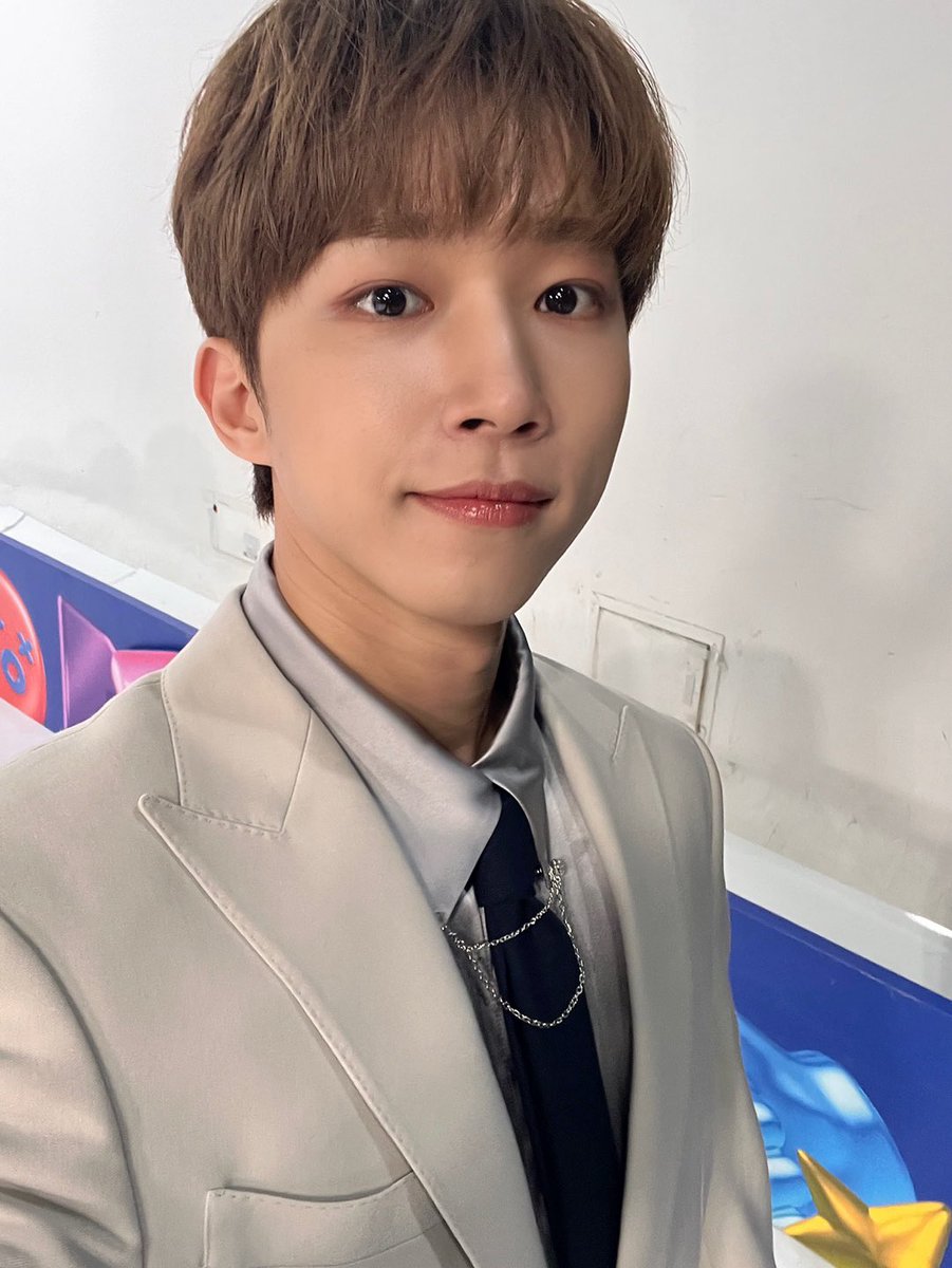 NFlyingofficial's tweet photo. 지금 만나러 갈게요🤍
매일 엔피아 만나니까 행복하다🥰

#NFlying #엔플라잉 #서동성 #SeoDongSung https://t.co/CgoxpFXJ8k