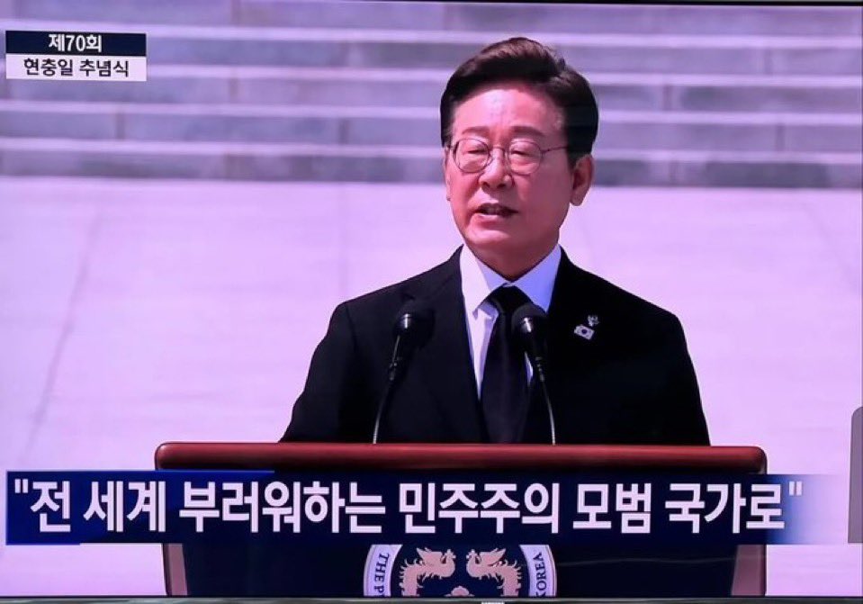 어떤 20대 애가 재판중지법 면소법 뉴스 보고 
민주주의가 파괴되는데 조용한게 더 무섭다며 
내가 시위하다 끌려가고 구속돼야 매불쇼만 
보는 우리 부모님이 깨달을까 하면서 
자식 세대 인생 망치는 줄 모르는 부모님세대가 
너무 너무 원망스럽다고 진지하게 토로하는 
글을 봤다