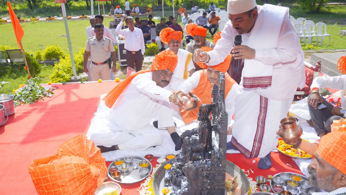 SandipanBhumare's tweet photo. श्री क्षेत्र वेरूळ येथे ३५१ वा शिवराज्याभिषेक सोहळा उत्साहात संपन्न

वेरूळ येथील शहाजी महाराज स्मारक (गढी) परिसरात छत्रपती शिवाजी महाराजांच्या ३५१ व्या शिवराज्याभिषेक सोहळ्याचा भव्य उत्सव मोठ्या थाटात पार पडला.
#sandipanbhumre #ChhatrapatiSambhajinagar #verul https://t.co/klJdRGRmc2