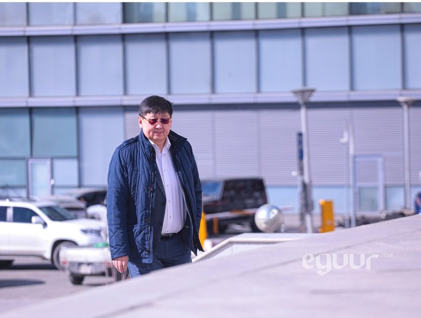 Ч.ХҮРЭЛБААТАР : Эдийн засгийн байдал нэлээд хүнд байна. Төсвийн орлого бүрдэхгүй байна. Төсөв дээр суусан хөрөнгө оруулалтын ажлыг санхүүжүүлэх боломжгүй болчихсон байдаг. Валютын нөөц доошоо яваад байдаг, хүчээр барьж байна. Тулгуур болсон хувийн хэвшлээ бас яах вэ...