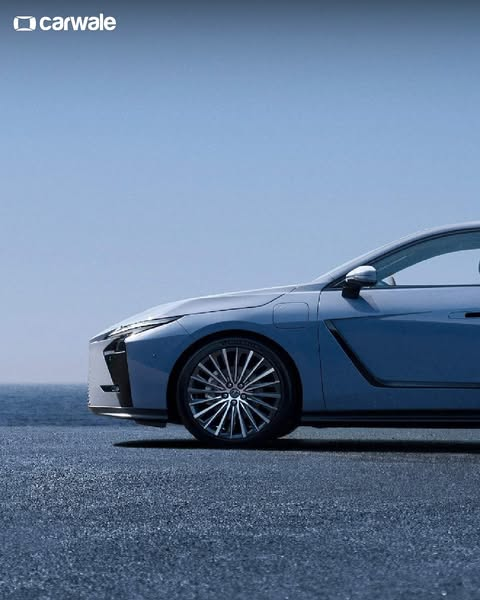 CarWale's tweet image. The 2026 Lexus ES is here and it offers both hybrid and all-electric powertrains with FWD and AWD options:
ES 350h Hybrid: 2.5L engine with electric motors, 225–232 hp, 0–100kmph in 6–7 seconds.
ES 350e EV: Single motor, 221bhp, 0–60 in 6.5 sec, 482km range.

#lexus #es #lexuses
