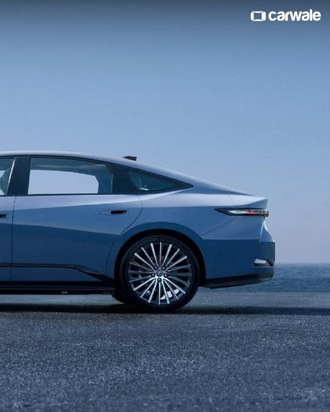 CarWale's tweet image. The 2026 Lexus ES is here and it offers both hybrid and all-electric powertrains with FWD and AWD options:
ES 350h Hybrid: 2.5L engine with electric motors, 225–232 hp, 0–100kmph in 6–7 seconds.
ES 350e EV: Single motor, 221bhp, 0–60 in 6.5 sec, 482km range.

#lexus #es #lexuses