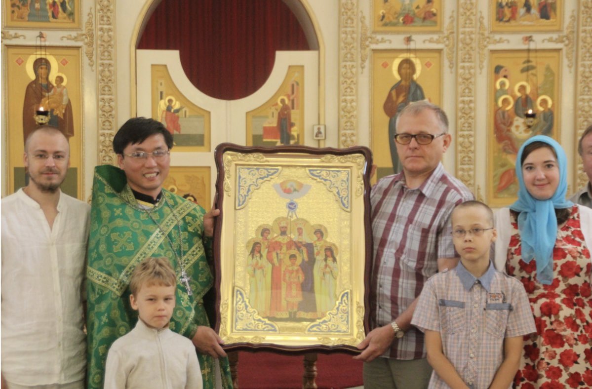 В начале июня 2015 года в Святотроицкий храм в Пхеньяне вошла икона «Царственные страстотерпцы» - дар гендиректора СП «РасонКонТранс» Олега Агафонцева. Икону передали Посол Александр Мацегора, советник Павел Лешаков, второй секретарь Владимир Топеха, атташе Светлана Царева..