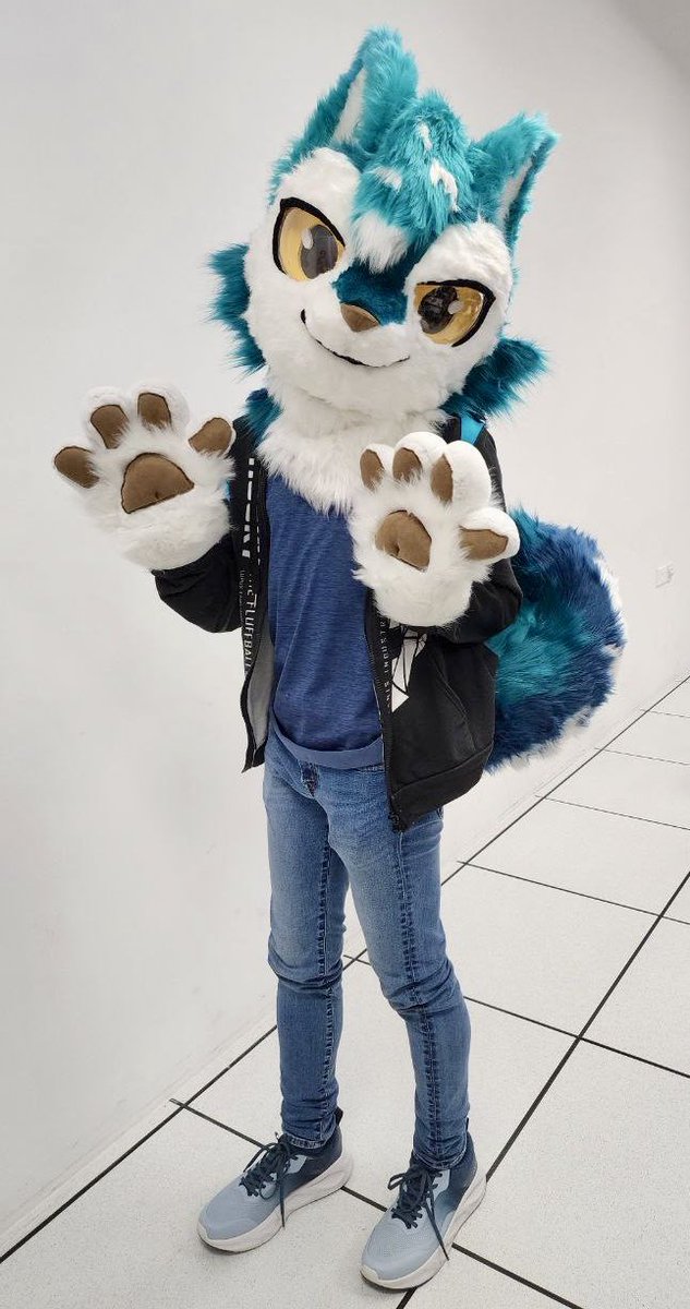 Paws and tail on full display!
#FursuitFriday 

🧵: <a href="/CadenzaStudioTW/">CadenzaStudioTW</a>