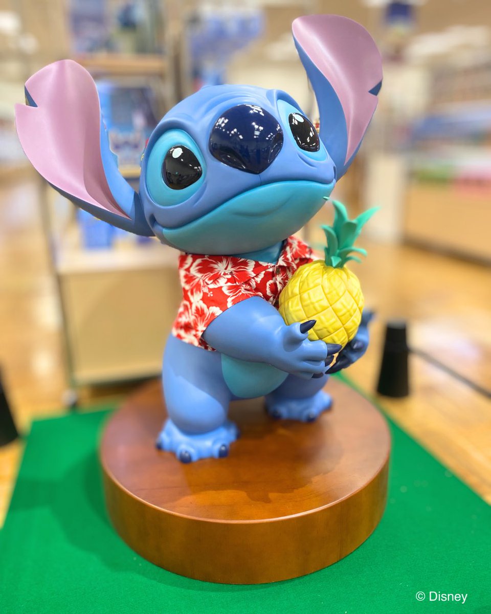 福岡三越 では #スティッチ のスタチューも展示中📸 他にもスティッチ