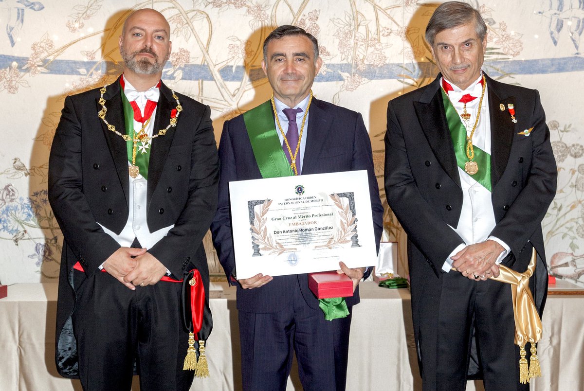 Don Antonio Roman  condecorado con la «La gran cruz al mérito profesional en grado de embajador» de la Honorífica Orden Internacional de Mérito 

Una trayectoria destacada en el sector bancario.

Un profesional de referencia en un entorno tan competitivo.

oimerito.org/post/don-anton…