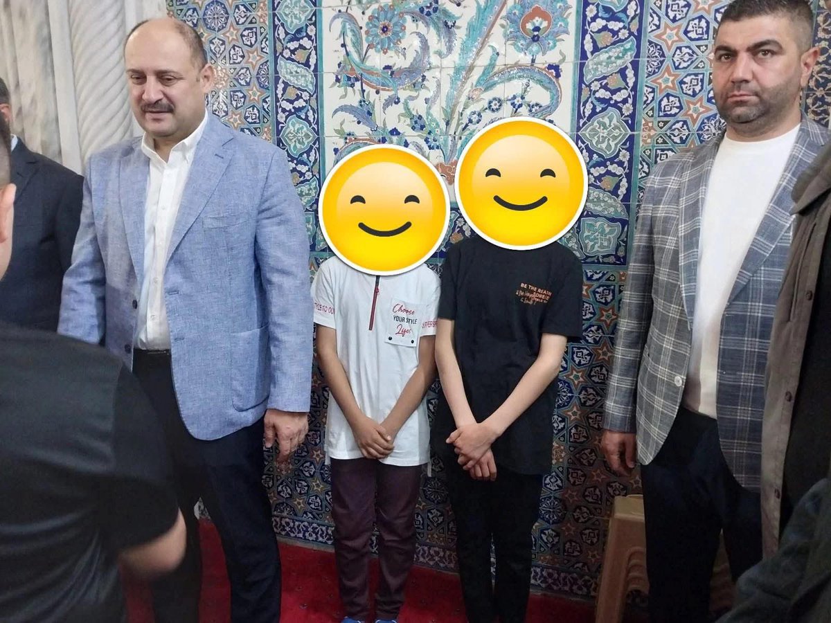Şanlıurfa Büyükşehir belediye başkanımız  sayın: #MehmetKasımGülpınar,Yetim çocuklardan mektup toplattırdı"Babanız sağ olsaydı,ne isterdiniz"diye sordu.İki çocuğun"Babam sağ olsaydı,onunla bayram  namazına gitmek isterdim"talebi üzerine,çocuklar evden alınıp başkan bey ile Dergah