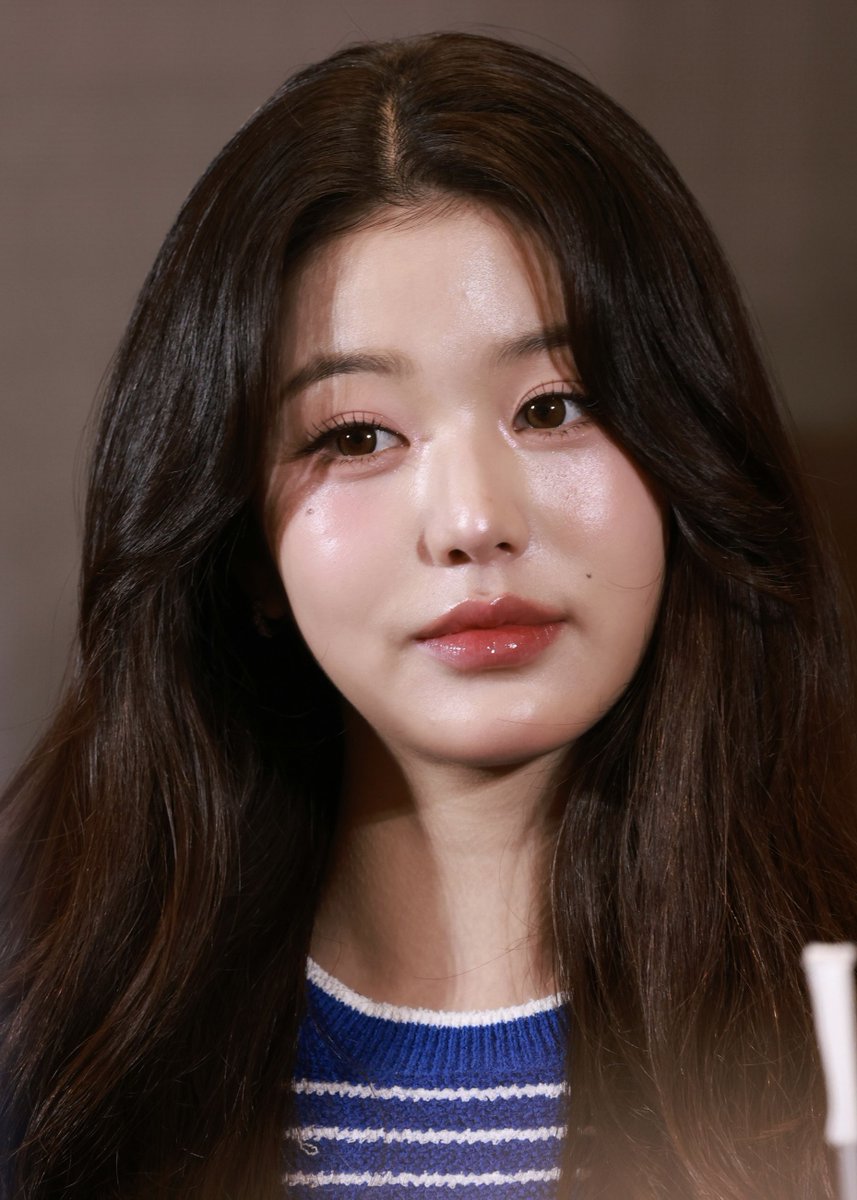 wonyoungdollz's tweet photo. Wonyoung in today’s Shanghai Fansign! 😍

#장원영 #JANGWONYOUNG #IVE https://t.co/N4ETc9JfmM