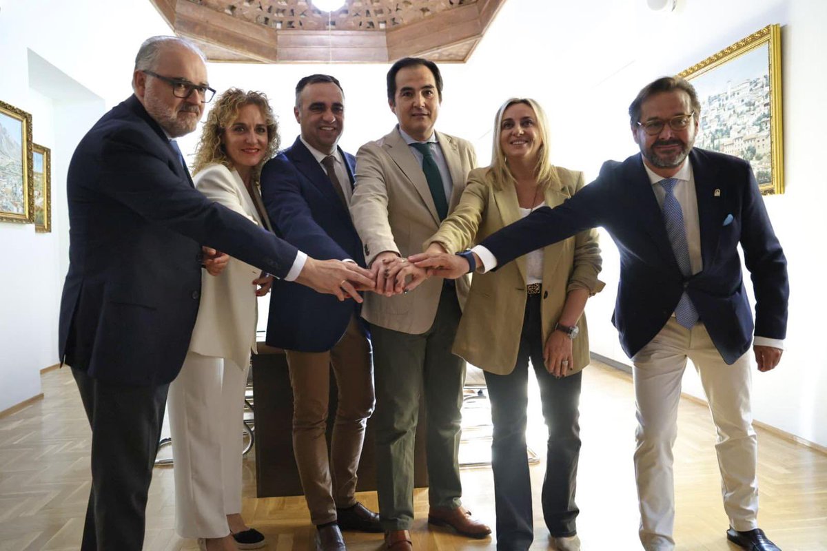 marifrangr's tweet photo. 🏛️Junto al presidente de @dipgra @franalhendin el consejero de @JusticiaJunta @ja_nietob, anunciamos la adquisición del edificio del antiguo Banco de España por parte de Diputación.

✅ Contaremos en nuestra ciudad con un nuevo equipamiento sumándose a los diferentes espacios y contenedores culturales que desde el Ayuntamiento estamos impulsando favoreciendo su uso. 

#Granada2031🗝️🇪🇺