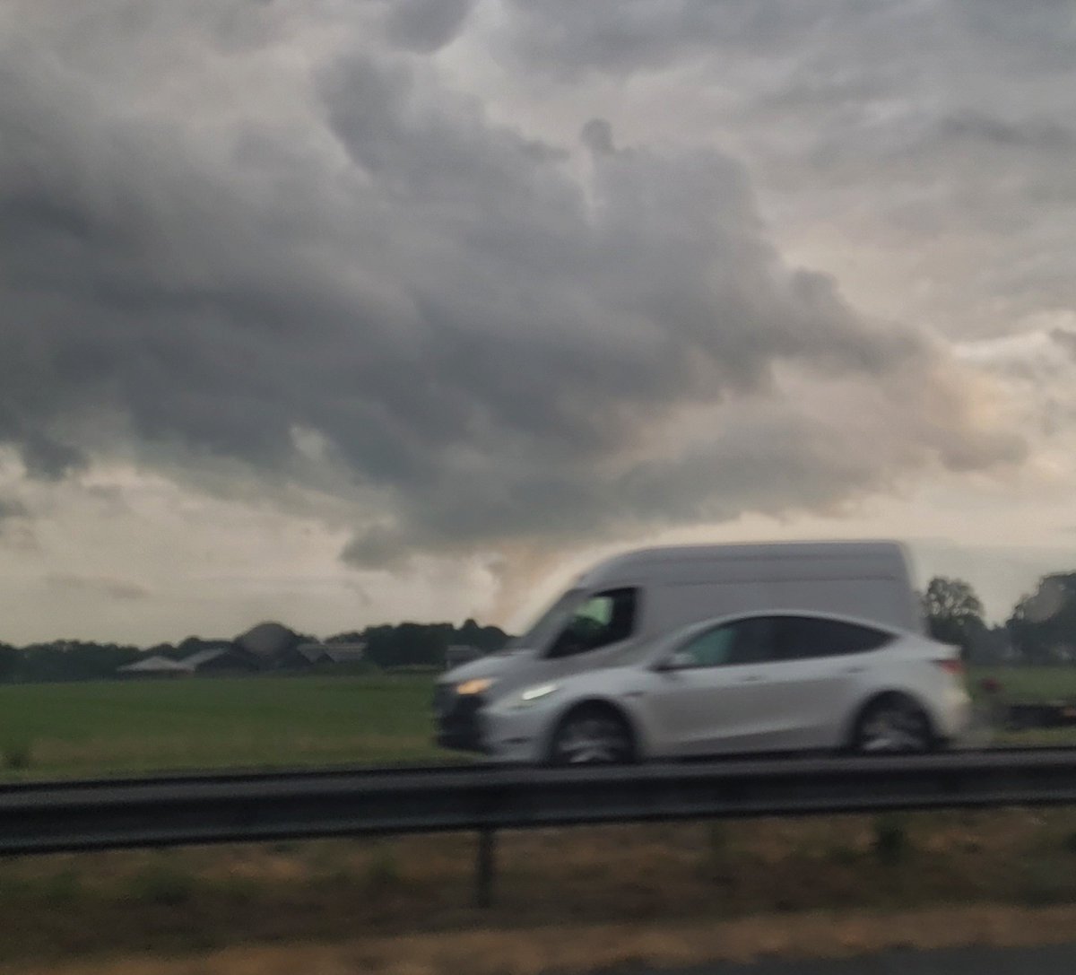 Gisteravond rond 20.20 uur was ik toevalligerwijs getuige van een EF0 tornado ter hoogte van De Wijk. Beeld geschoten vanaf de A28. De tornado maakte korte tijd contact met de grond <a href="/BuienRadarNL/">Buienradar</a> <a href="/_weernl/">Weer.nl</a>
