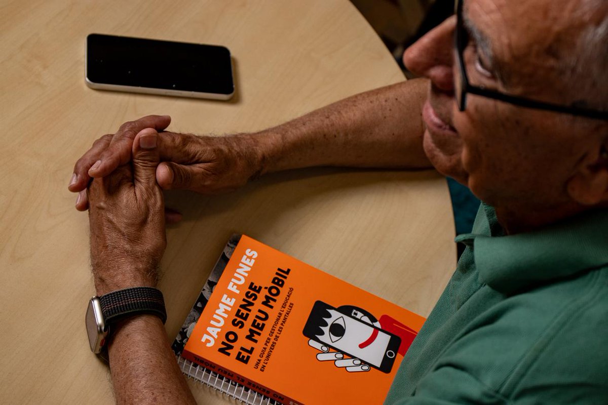 Diari de l'Educació (@diarieducacio) on Twitter photo 🎙️ Entrevista | Jaume Funes, autor de 'No sense el meu mòbil' ( <a href="/columnaedicions/">Columna</a> )
🗣️"Em preocupa com situem el #mòbil en el món de l'aprenentatge"
🗣️ “Avui saber és saber navegar”
diarieducacio.cat/jaume-funes-me…
✍️ <a href="/anabasantad/">Ana Basanta</a>
📷 <a href="/Pol_RiusF/">Pol Rius Filgueiras</a> 🎙️ Entrevista | Jaume Funes, autor de 'No sense el meu mòbil' ( <a href="/columnaedicions/">Columna</a> )
🗣️"Em preocupa com situem el #mòbil en el món de l'aprenentatge"
🗣️ “Avui saber és saber navegar”
diarieducacio.cat/jaume-funes-me…
✍️ <a href="/anabasantad/">Ana Basanta</a>
📷 <a href="/Pol_RiusF/">Pol Rius Filgueiras</a>