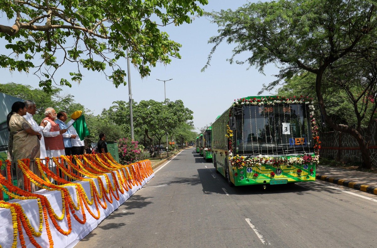 Indoupdates_'s tweet photo. PM Modi flags off 200 e-buses in Delhi boosting the total to 2200–2300 electric buses. 28% of the fleet is now electric now.
 #DelhiEV #Ebuses https://t.co/R2XTBWwpbx