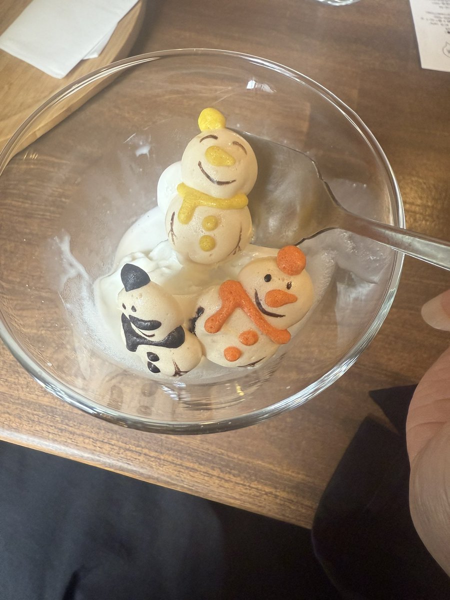 噂の雪だるまソフトクリームで明日へ備えて気分上げてこー🙌
って思ったら推しの半分売り切れてて5人の雪だるまちゃんたち🤣

一緒に行った先輩がめめ担だからひーくんセンターにしたんだけど顔が絶妙に似てて可愛かった🤭

次は予約で作ってもらって9人リベンジ💪