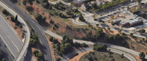 El problema sigue siendo esta entrada, mientras siga estando nada cambiara, al igual que haya línea discontinua para poderse cambiar de los carriles de la izquierda hacia la derecha (debería de haber continua para evitar a los listos que generan retención)