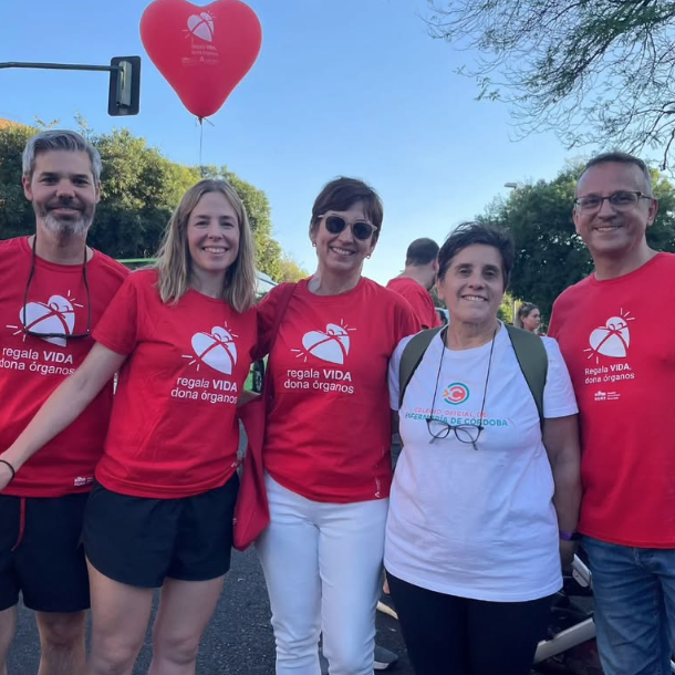 COECordoba's tweet photo. 🚶‍🚶‍ El @COECordoba participa en la marcha por la #donación organizada por el @HUReinaSofia, para concienciar y visibilizar la donación y los trasplantes.👏 El Vial Norte de #Córdoba se ha teñido de rojo este jueves con la camiseta de la campaña #RegalaVidaDonaórganos https://t.co/6qz0OjjdH4