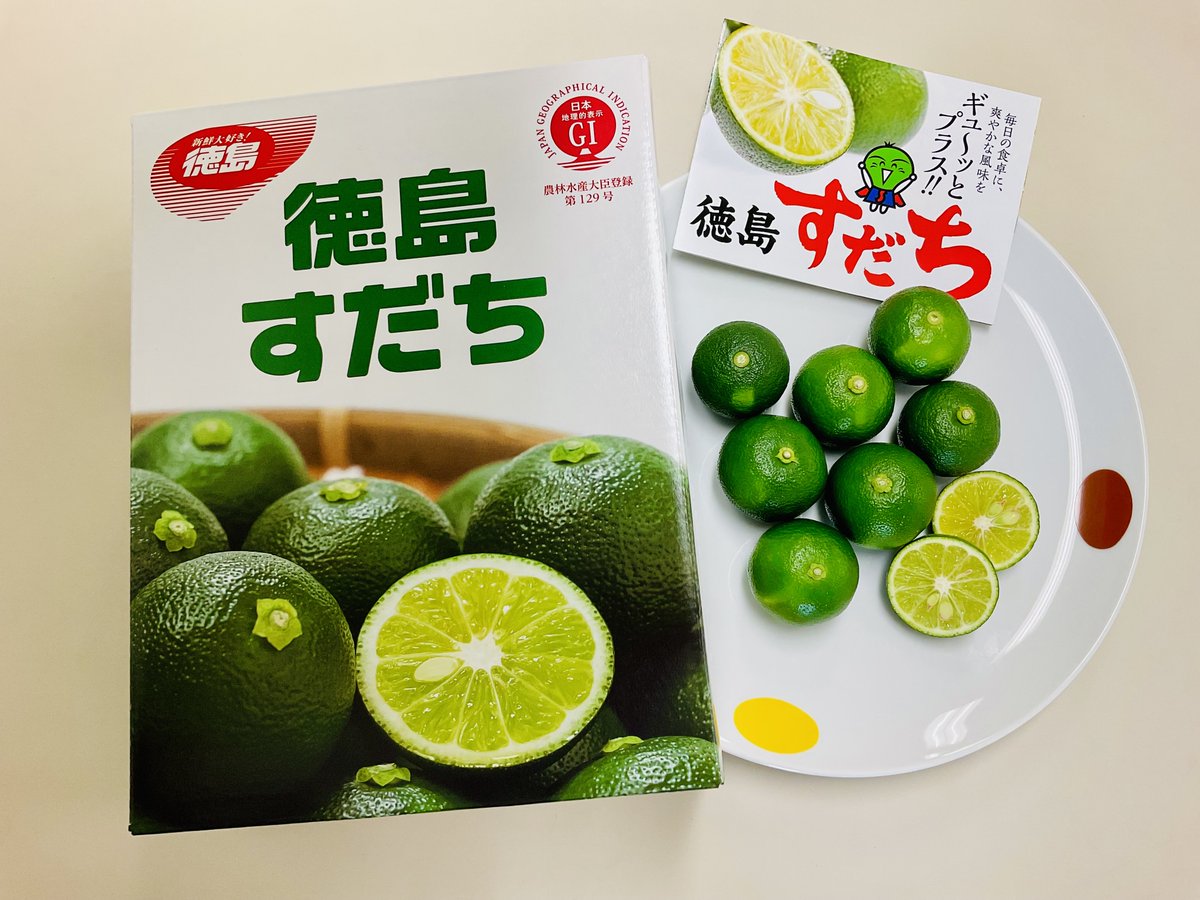 【阿波ふうどスタッフ】
#ハウスすだち の出荷が最盛期を迎えています‼️
ハウスすだちは露地栽培に比べて果汁が多く、まろやかな酸味が特徴です。

写真はとれたての佐那河内村産のハウスすだちです。

#徳島すだち #徳島県 #阿波ふうど
