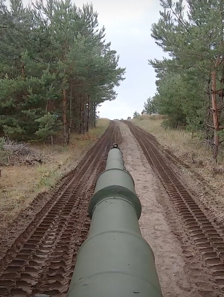 STC_EUMAM_UA's tweet image. Under #EUMAM_UA leadership, ๐บ๐ฆ crews train on the #Leopard1A5. With a 105 mm gun, hitting speeds of up to 65 km/h and itยดs superior maneuverability, this classic #MBT delivers punch and precision. Every round fired prepares Ukrainian tankers for their mission.